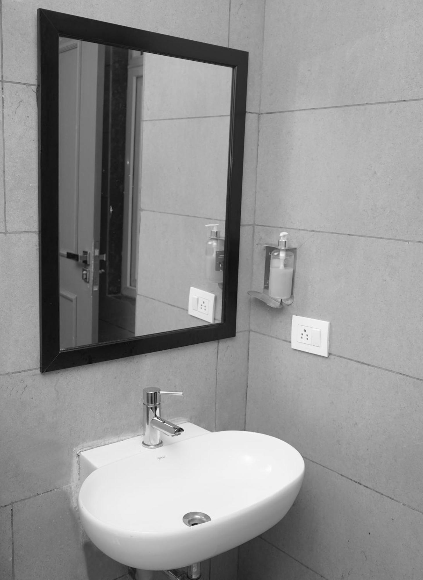 Suites Admiral Delhi Airport New Delhi Exteriör bild