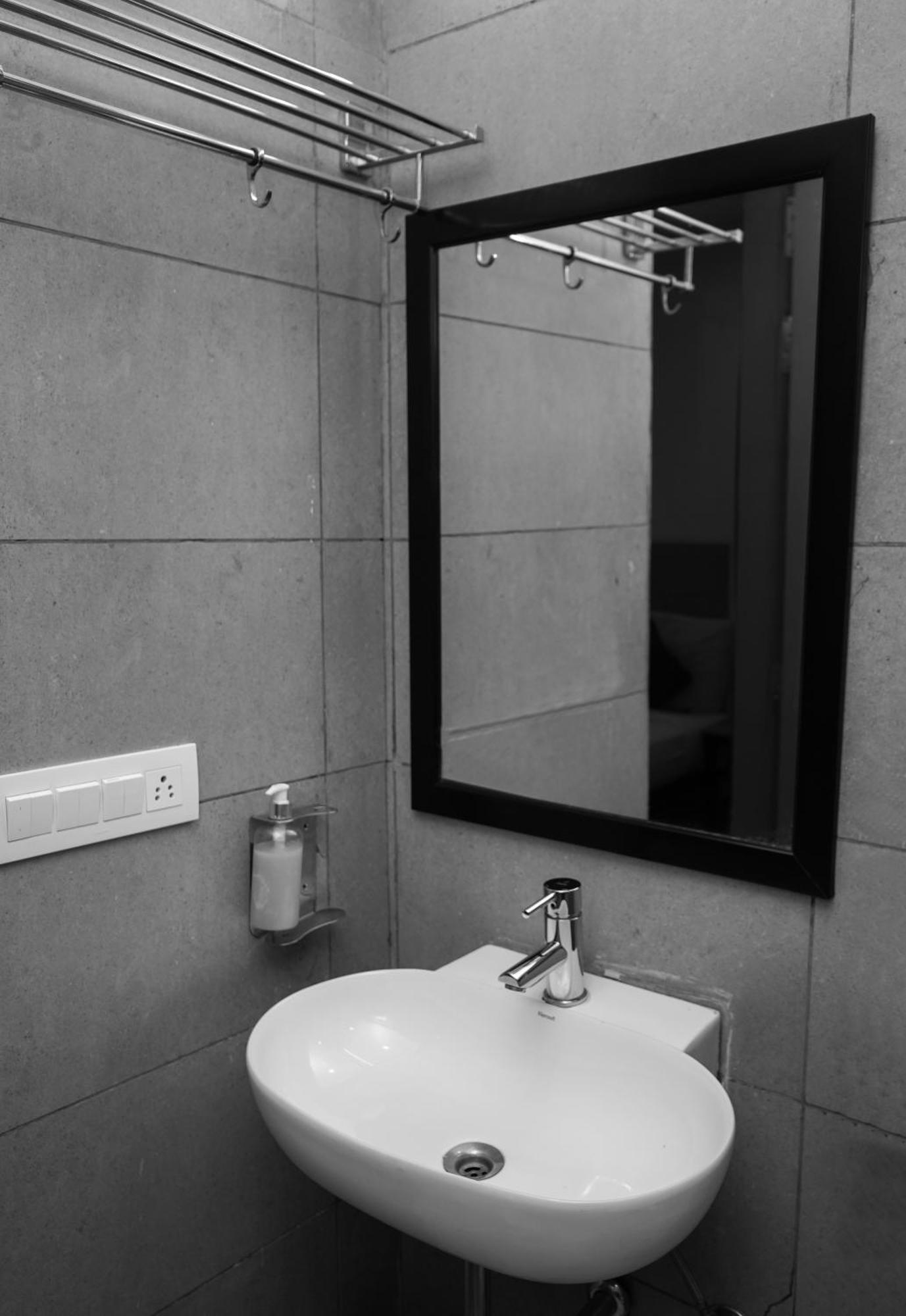 Suites Admiral Delhi Airport New Delhi Exteriör bild